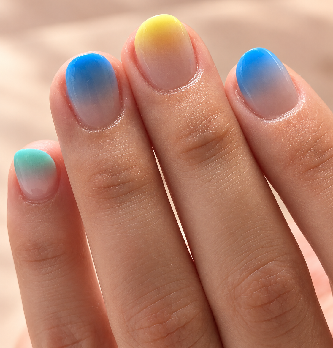 Kurze Ombre Nails in Mint, Blau und Gelb